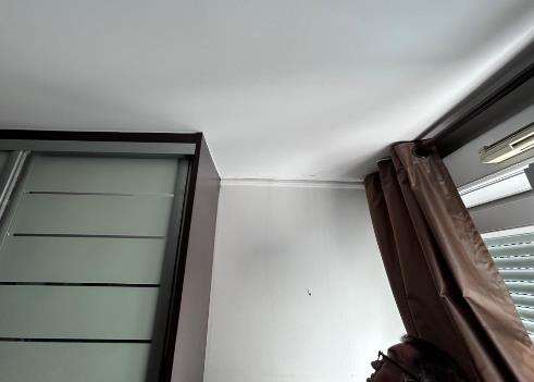 Traces d'humidité au plafond de la chambre de Mme Chabani
